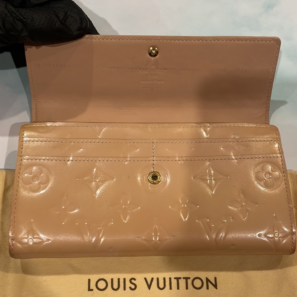 LOUIS VUITTON Monogram Vernis Sarah Bifold Wallet - Picture 7 of 14